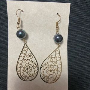 Turtle (Honu) and Hibiscus With Shell Pearl Hamilton Gold Earrings (New)
